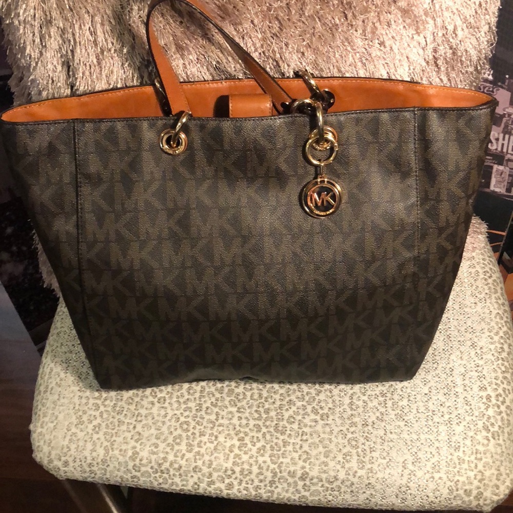 Michael Kors Brown Shoulder Bag with Timeless Elegance